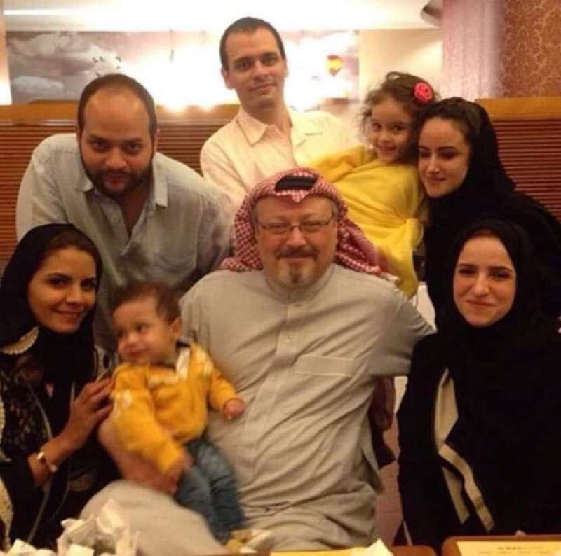 沙烏地阿拉伯著名異議記者哈紹吉(Jamal Khashoggi)生前全家福(https://twitter.com/DemocracyJourno/status/1052994586921095170) 沙烏地阿拉伯著名異議記者哈紹吉(Jamal Khashoggi)生前全家福(https://twitter.com/DemocracyJourno/status/1052994586921095170)