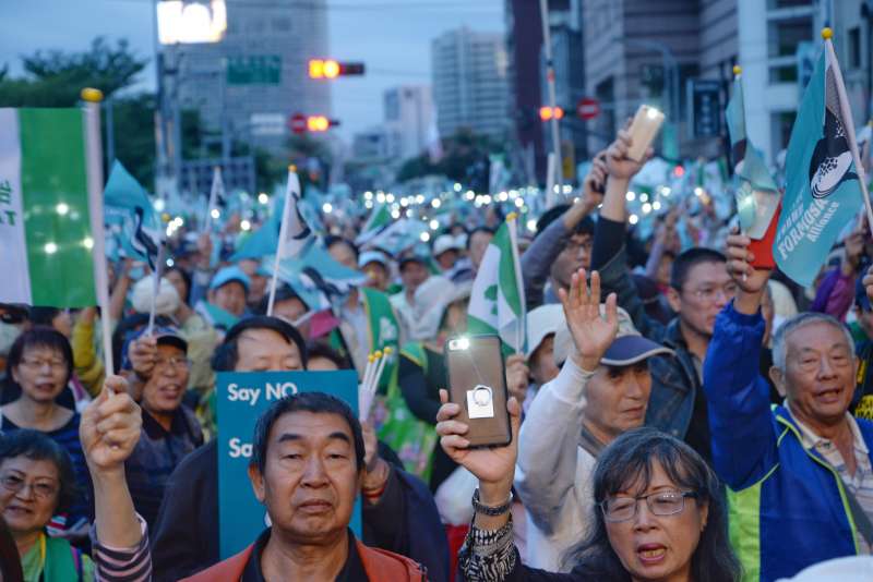 20181020-喜樂島聯盟今(20)日在台北舉行「全民公投反併吞」,民眾唱島嶼天光。(甘岱民攝) 20181020-喜樂島聯盟今(20)日在台北舉行「全民公投反併吞」,民眾唱島嶼天光。(甘岱民攝)