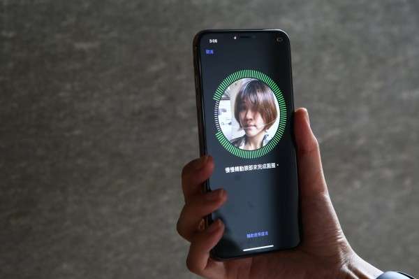 在iOS 12中,Face ID可設定兩張臉孔,可以上同一個人,也可以是不同人。(圖/智慧機器人網提供) 在iOS 12中,Face ID可設定兩張臉孔,可以上同一個人,也可以是不同人。(圖/智慧機器人網提供)