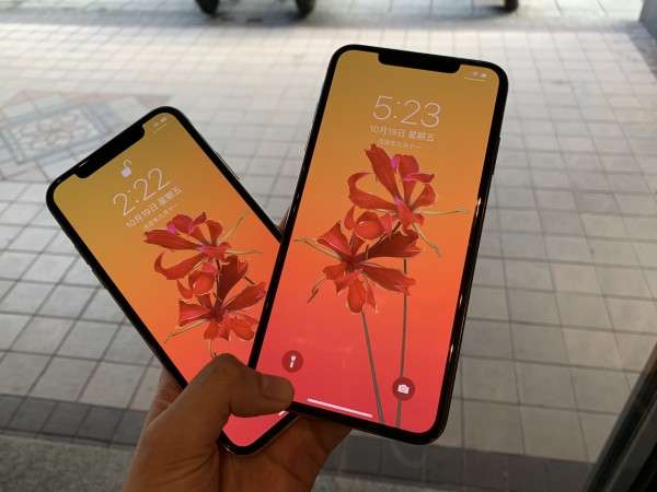 不得不說,Super Retina螢幕成色真的相當漂亮。(右為iPhone XS Max、左為iPhone X)(圖/智慧機器人網提供) 不得不說,Super Retina螢幕成色真的相當漂亮。(右為iPhone XS Max、左為iPhone X)(圖/智慧機器人網提供)