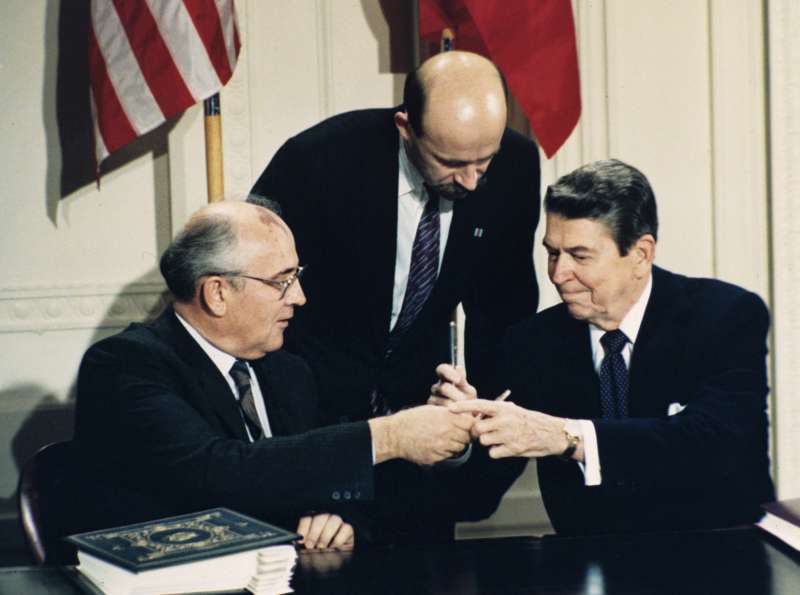 1987年12月8日美國總統雷根(Ronald Reagan)與蘇聯領導人戈巴契夫(Mikhail Gorbachecv)簽署《中程飛彈條約》(INF Treaty)(AP) 1987年12月8日美國總統雷根(Ronald Reagan)與蘇聯領導人戈巴契夫(Mikhail Gorbachecv)簽署《中程飛彈條約》(INF Treaty)(AP)
