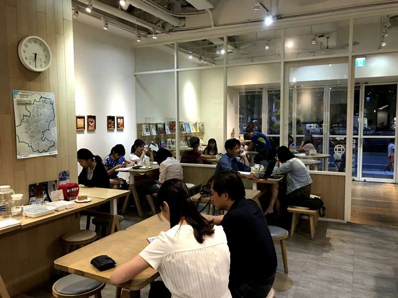 平日店裡晚上仍有許多人相約於店裡喝咖啡、聊天。(圖/喀報提供 黃胤綸攝) 平日店裡晚上仍有許多人相約於店裡喝咖啡、聊天。(圖/喀報提供 黃胤綸攝)