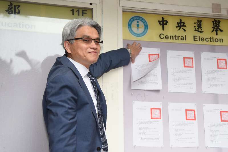 20181024-中選會主委陳英鈐24日召開記者會,公告第九至第十六公投案。(羅紹文攝) 20181024-中選會主委陳英鈐24日召開記者會,公告第九至第十六公投案。(羅紹文攝)
