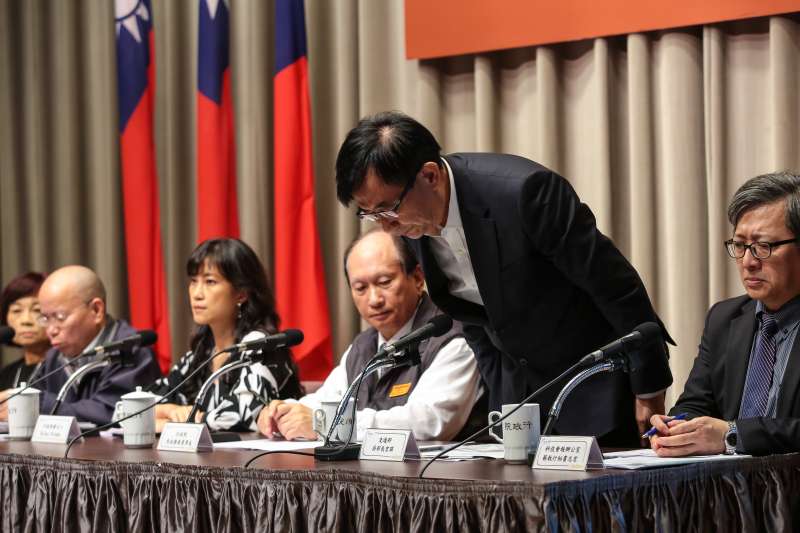 20181025-交通部長吳宏謀25日出席行政院會會後記者會,針對普悠瑪翻車事故鞠躬道歉。(顏麟宇攝) 20181025-交通部長吳宏謀25日出席行政院會會後記者會,針對普悠瑪翻車事故鞠躬道歉。(顏麟宇攝)