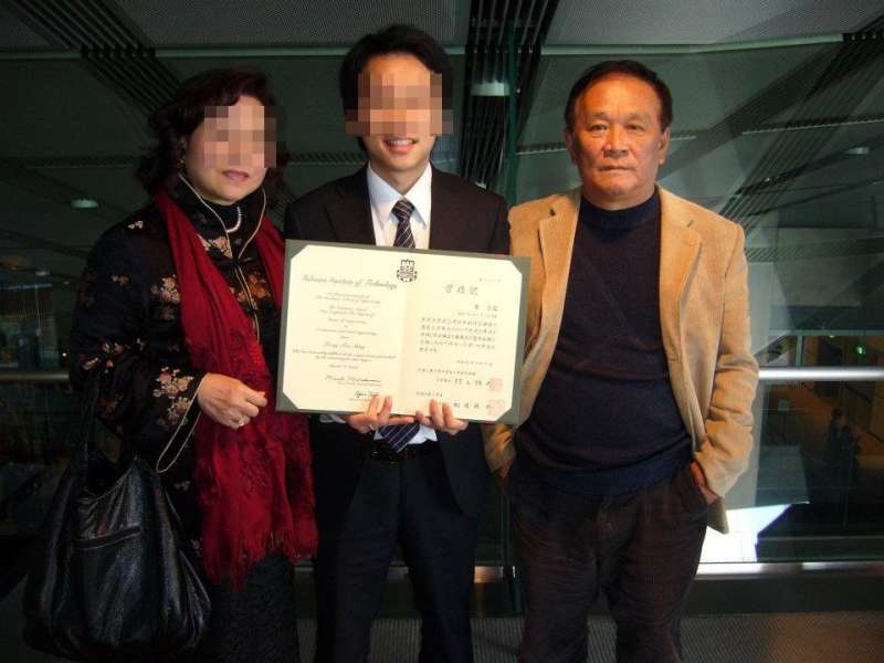 曾訓孺(右)多年前與么兒(中)的合照。(圖/香港01提供) 曾訓孺(右)多年前與么兒(中)的合照。(圖/香港01提供)