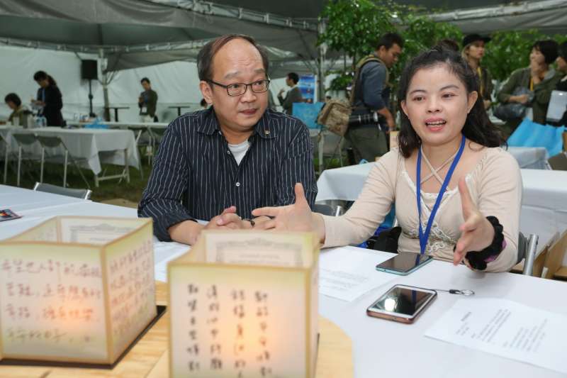 現場民眾接受訪問,分享這次參加國際祈福水燈節的心得。(圖/風傳媒攝) 現場民眾接受訪問,分享這次參加國際祈福水燈節的心得。(圖/風傳媒攝)