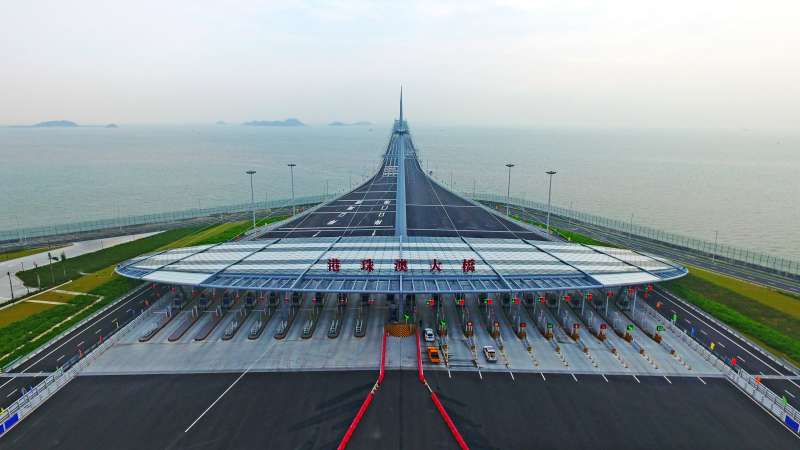無人機拍攝的港珠澳大橋收費廣場(新華社) 無人機拍攝的港珠澳大橋收費廣場(新華社)