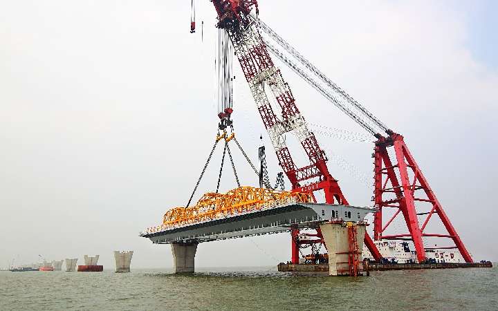 2014年1月19日,港珠澳大橋首跨鋼箱梁成功完成在深海區的架設。(新華社) 2014年1月19日,港珠澳大橋首跨鋼箱梁成功完成在深海區的架設。(新華社)