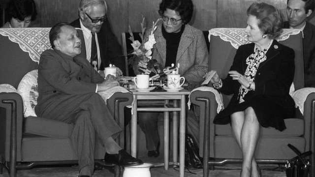 1984年中英兩國就香港前途問題達成共識,隔年成立香港基本法起草委員會。(圖/BBC中文網) 1984年中英兩國就香港前途問題達成共識,隔年成立香港基本法起草委員會。(圖/BBC中文網)