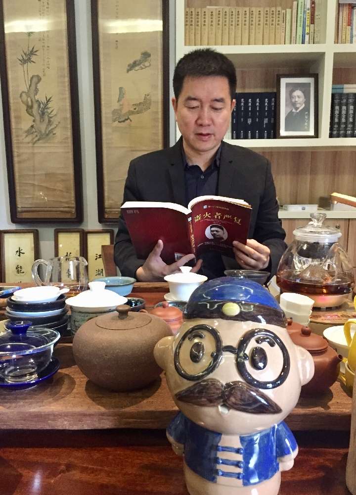 嚴復翰墨館館長鄭志宇在館內閱讀嚴復相關書籍(新華社) 嚴復翰墨館館長鄭志宇在館內閱讀嚴復相關書籍(新華社)