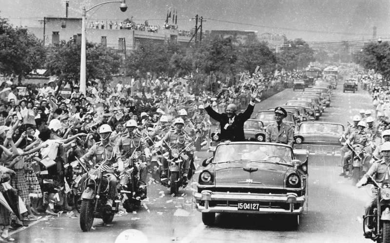 美國總統艾森豪於1960年6月18日訪問臺北時,與中華民國總統蔣中正搭敞篷車前往圓山大飯店途中。(維基百科) 美國總統艾森豪於1960年6月18日訪問臺北時,與中華民國總統蔣中正搭敞篷車前往圓山大飯店途中。(維基百科)