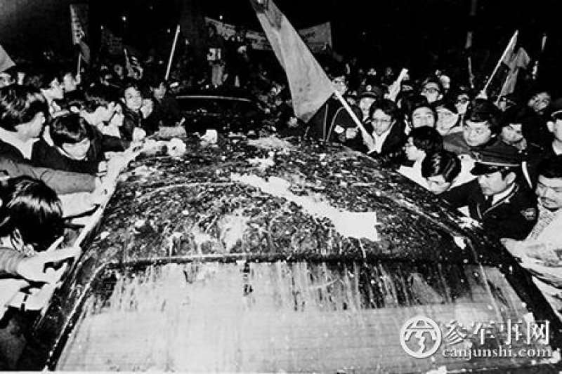 1978年12月27日,美國副國務卿沃倫.克里斯多福率團抵臺磋商臺美未來關係。(取自網路) 1978年12月27日,美國副國務卿沃倫.克里斯多福率團抵臺磋商臺美未來關係。(取自網路)