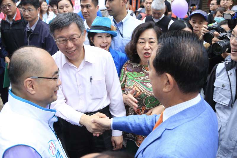 20181103-台北市長柯文哲、親民黨主席宋楚瑜出席台北市議員參選人洪士奇松山競選總部成立大會,兩人握手致意。(簡必丞攝) 20181103-台北市長柯文哲、親民黨主席宋楚瑜出席台北市議員參選人洪士奇松山競選總部成立大會,兩人握手致意。(簡必丞攝)