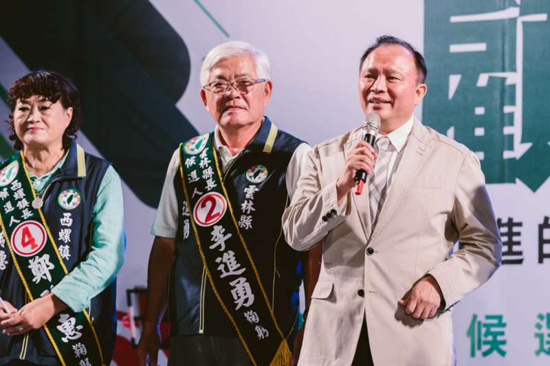 林聰賢(右一)說,李進勇的護農從他接任農委會主委以來感受最深,不時會向農委會反映及要求對農民朋友及時的措施。(圖/李進勇競選總部提供) 林聰賢(右一)說,李進勇的護農從他接任農委會主委以來感受最深,不時會向農委會反映及要求對農民朋友及時的措施。(圖/李進勇競選總部提供)