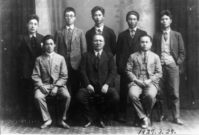 二林蔗農事件參與者劉崧甫(後排右一)、高雄農民運動組織者簡吉先生(後排左二)與人權律師布施辰治(前排中)合照。(圖/想想論壇) 二林蔗農事件參與者劉崧甫(後排右一)、高雄農民運動組織者簡吉先生(後排左二)與人權律師布施辰治(前排中)合照。(圖/想想論壇)