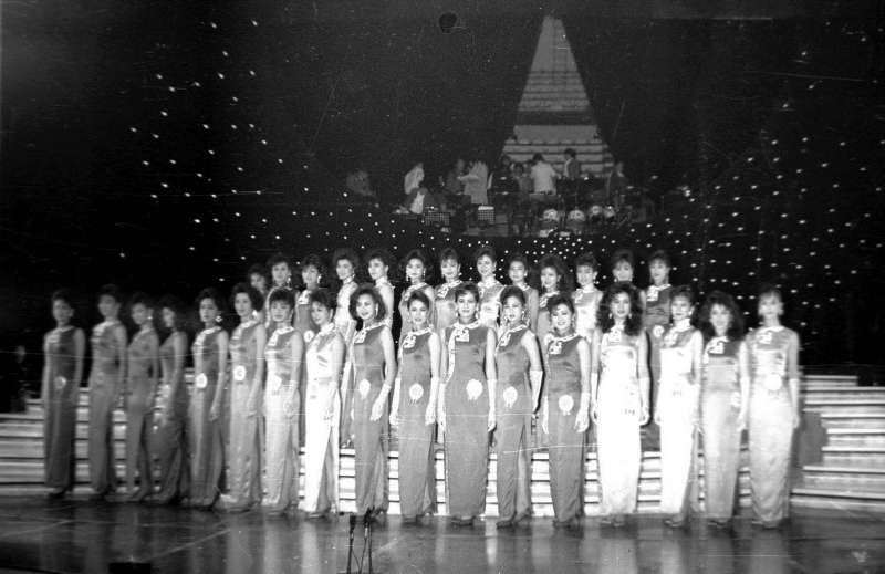環球、世界、國際小姐1988年中華民國小姐選拔會,在台北中華體育館舉行複選,有20位佳麗入圍總決選。(圖/文化+) 環球、世界、國際小姐1988年中華民國小姐選拔會,在台北中華體育館舉行複選,有20位佳麗入圍總決選。(圖/文化+)