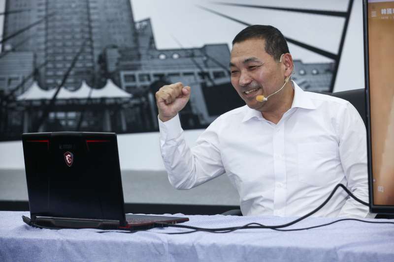 20181106-侯友宜參加競選CF首播記者會,與韓國瑜連線。(蔡親傑攝) 20181106-侯友宜參加競選CF首播記者會,與韓國瑜連線。(蔡親傑攝)