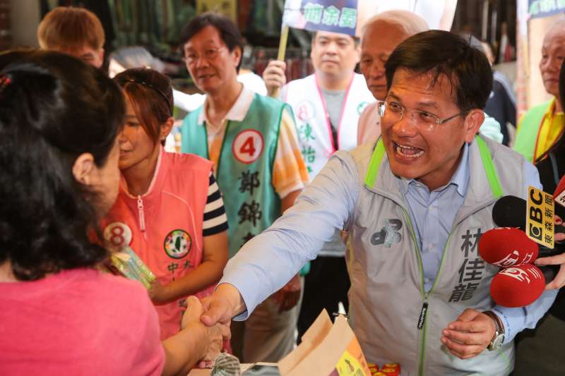 20181108-台中市長林佳龍8日陪同台北市議員候選人陳怡君於迪化商圈掃街拜票。(顏麟宇攝) 20181108-台中市長林佳龍8日陪同台北市議員候選人陳怡君於迪化商圈掃街拜票。(顏麟宇攝)