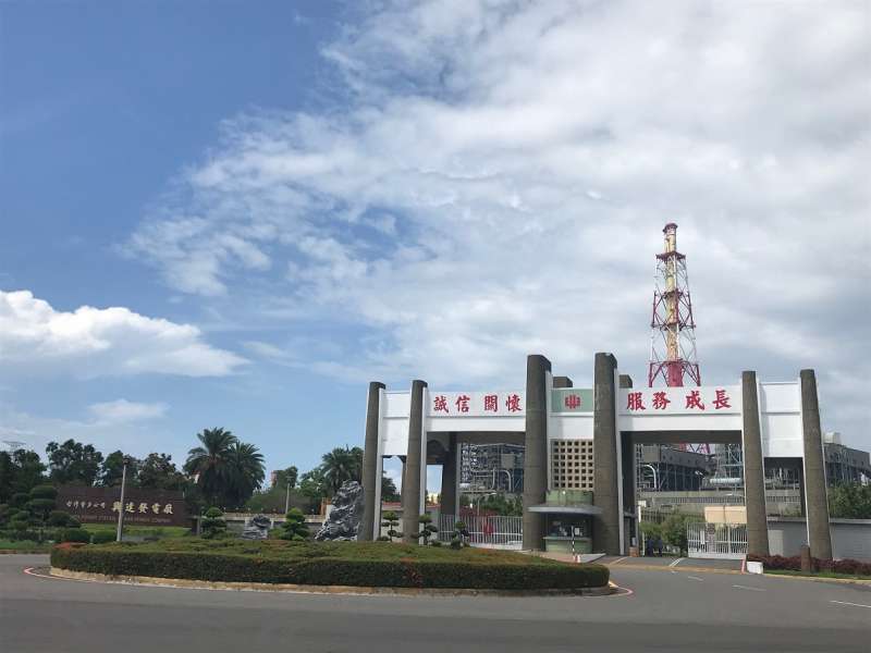 高雄市環保局為減緩秋冬季節的空氣污染影響,在燃煤電廠的生煤使用上,採取了降載減排、許可管制、加嚴標準等多管齊下的應變措施。(圖/徐炳文攝) 高雄市環保局為減緩秋冬季節的空氣污染影響,在燃煤電廠的生煤使用上,採取了降載減排、許可管制、加嚴標準等多管齊下的應變措施。(圖/徐炳文攝)