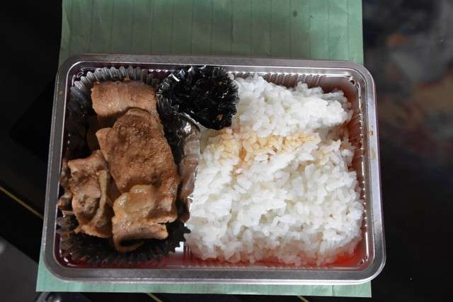 販賣機掉出來的「燒肉便當」。雖然熱騰騰,但菜色簡單。(圖/潮日本) 販賣機掉出來的「燒肉便當」。雖然熱騰騰,但菜色簡單。(圖/潮日本)