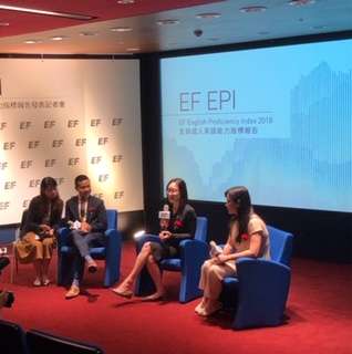 EF學習實驗室研究總監陳彥銘(左二)、EF台灣區總經理楊愛麟(中)以及臺南市政府第二官方語言辦公室田玲瑚副主任(右一)進行台灣雙語教育論壇。 EF學習實驗室研究總監陳彥銘(左二)、EF台灣區總經理楊愛麟(中)以及臺南市政府第二官方語言辦公室田玲瑚副主任(右一)進行台灣雙語教育論壇。
