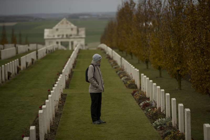 一名男子在法國北部維萊-布勒托訥（Villers-Bretonneux）的澳洲國家紀念館駐足。（美聯社）