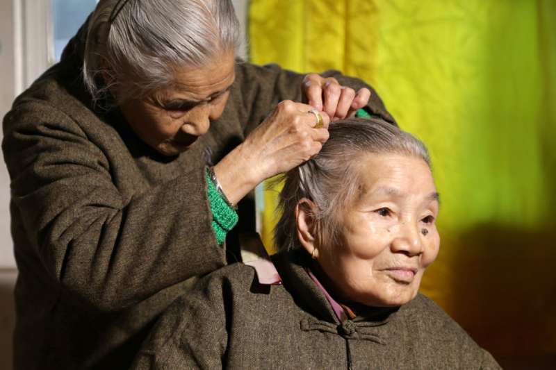 目前普遍預測認為,中國大陸總人口仍將繼續保持增長,於2030年前後達到大約14.5-15億人的峰值,但60歲以上的老人將佔總人口的1/4的比例。(圖/BBC中文網) 目前普遍預測認為,中國大陸總人口仍將繼續保持增長,於2030年前後達到大約14.5-15億人的峰值,但60歲以上的老人將佔總人口的1/4的比例。(圖/BBC中文網)