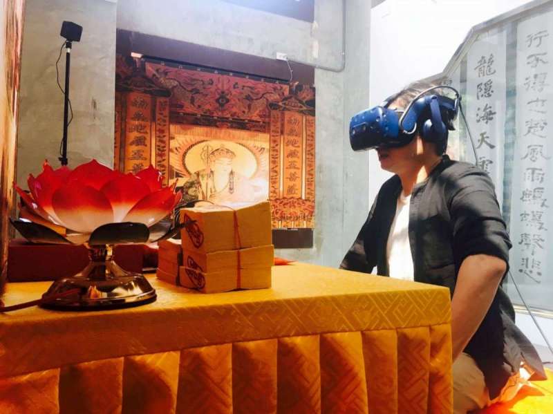 〈帶你上天堂〉VR體驗區布置逼真,讓人更有沉浸感。(圖/文化+) 〈帶你上天堂〉VR體驗區布置逼真,讓人更有沉浸感。(圖/文化+)