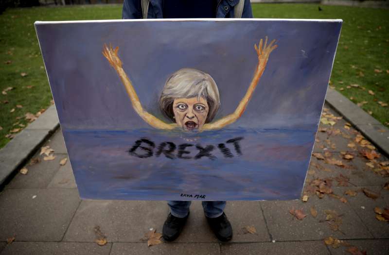 英國首相梅伊(Theresa May)是否即將滅頂於「脫歐之海」(AP) 英國首相梅伊(Theresa May)是否即將滅頂於「脫歐之海」(AP)