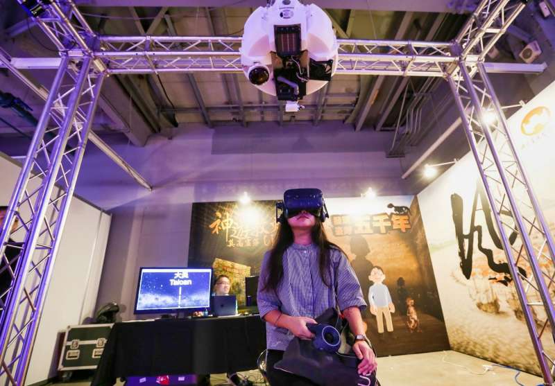 用「虛擬」VR,表達「真實」自我。(圖/文化+提供) 用「虛擬」VR,表達「真實」自我。(圖/文化+提供)