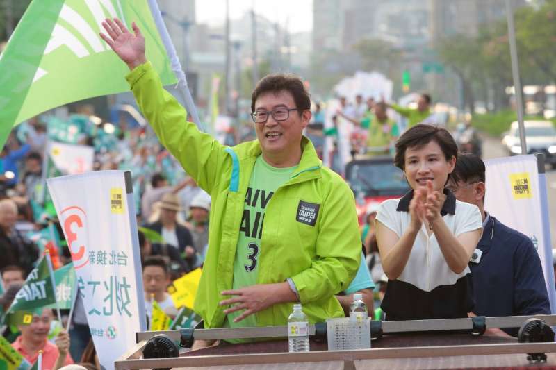 20181118-民進黨台北市長候選人姚文智(左)18日舉辦「1118手牽手護台北大遊行」,文化部長鄭麗君(右)等人陪同車隊掃街。(顏麟宇攝) 20181118-民進黨台北市長候選人姚文智(左)18日舉辦「1118手牽手護台北大遊行」,文化部長鄭麗君(右)等人陪同車隊掃街。(顏麟宇攝)