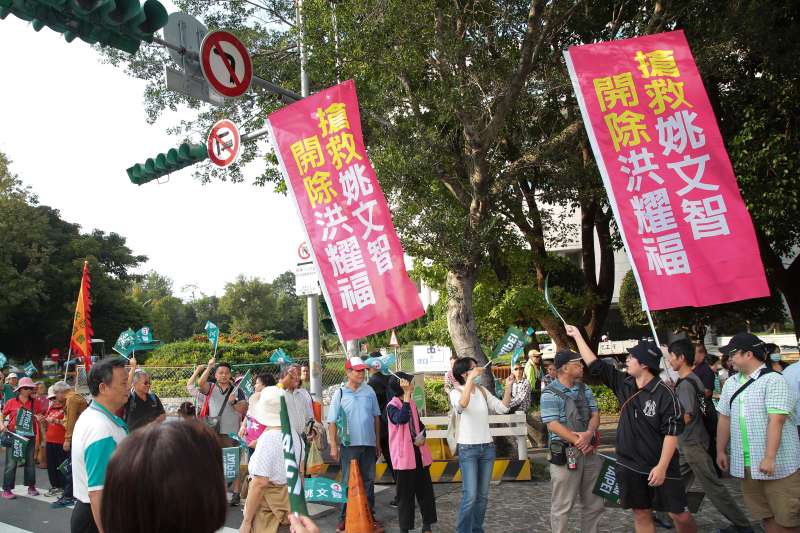 20181118-民進黨台北市長候選人姚文智18日舉行「手牽手護台北－手護國家首都」活動，現場出現「搶救姚文智，開除洪耀福」旗幟。（顏麟宇攝）