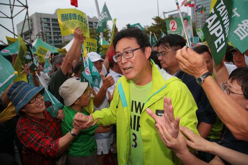 20181118-民進黨台北市長候選人姚文智18日出席「手牽手護台北-手護國家首都」活動,入場受到民眾熱烈歡迎。(顏麟宇攝) 20181118-民進黨台北市長候選人姚文智18日出席「手牽手護台北-手護國家首都」活動,入場受到民眾熱烈歡迎。(顏麟宇攝)
