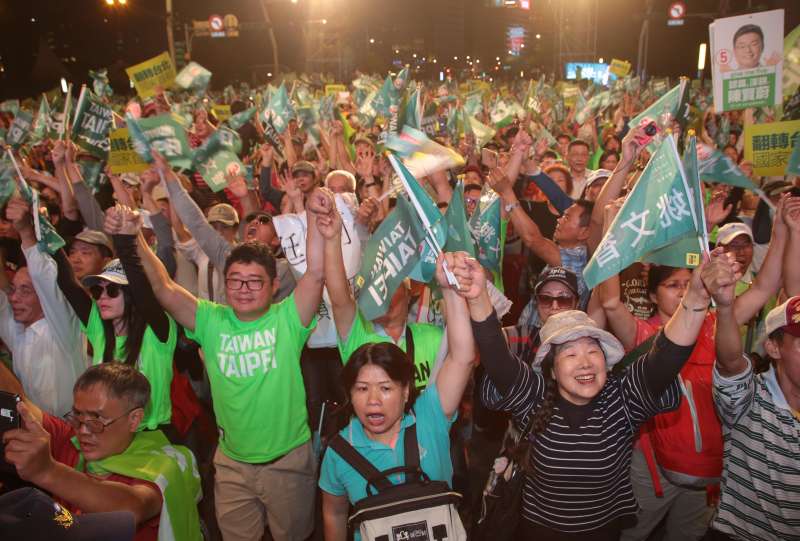 20181118-民進黨台北市長候選人姚文智18日出席「手牽手護台北－手護國家首都」活動，現場民眾手牽手高喊凍蒜。（顏麟宇攝）