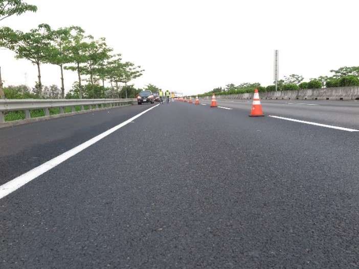 高速公路岡山段鋪設的轉爐石多孔性瀝青混凝土鋪面，可達透水、安全、安靜等優良效果。（圖／中鋼集團提供）