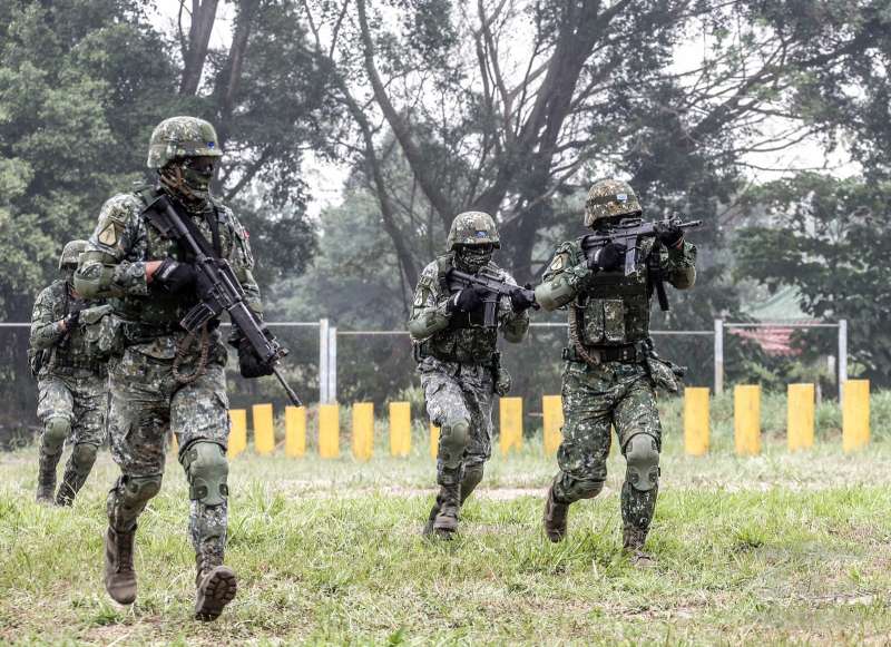 20181121-陸軍指出，參與山隘行軍的官兵在4百多公里的行軍過程中，除背負重達30公斤的裝備，還須承受烈日、驟雨、寒風等天候考驗。（取自軍聞社）