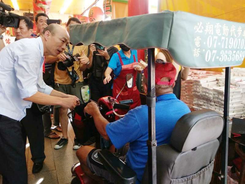 韓國瑜表示,有需求就會創造供給,農民收入就能相對提高,進而吸引更多青農或新農民加入。(圖/韓國瑜競選總部提供) 韓國瑜表示,有需求就會創造供給,農民收入就能相對提高,進而吸引更多青農或新農民加入。(圖/韓國瑜競選總部提供)