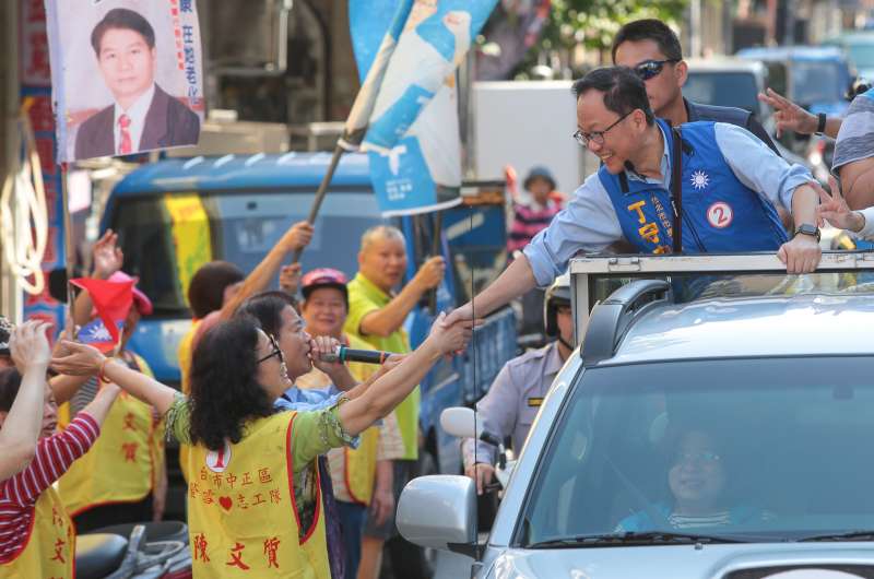 20181121-國民黨台北市長候選人丁守中21日於中正、萬華區進行車隊掃街。(顏麟宇攝) 20181121-國民黨台北市長候選人丁守中21日於中正、萬華區進行車隊掃街。(顏麟宇攝)
