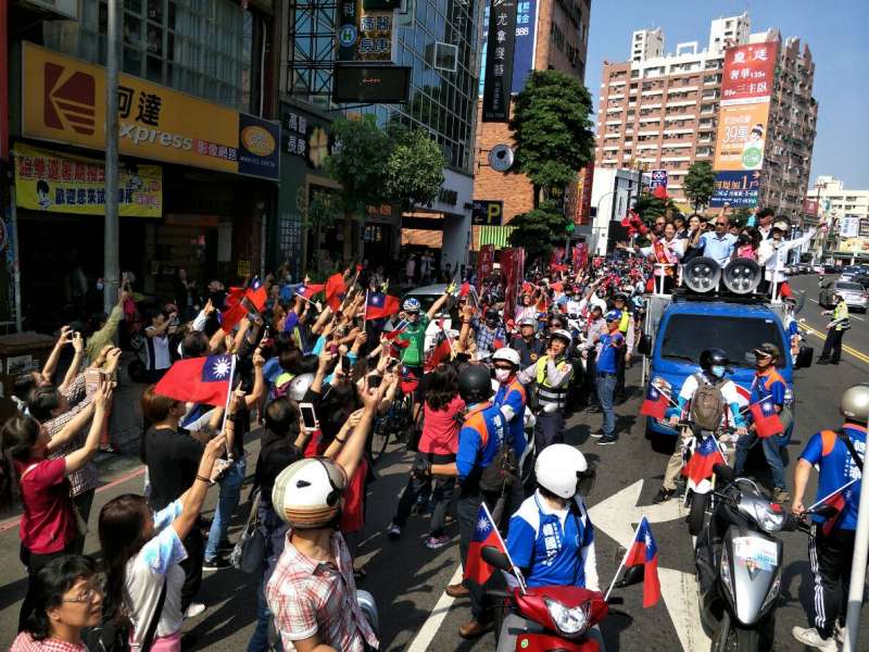 7選戰倒數24小時,國民黨高雄市長候選人韓國瑜今(23)日到藍營傳統票倉左營、楠梓地區掃街掃街,受到民眾熱烈歡迎,上百輛「韓粉」騎士團也再度現身,一路緊隨車隊。(周怡孜攝).jpg 7選戰倒數24小時,國民黨高雄市長候選人韓國瑜今(23)日到藍營傳統票倉左營、楠梓地區掃街掃街,受到民眾熱烈歡迎,上百輛「韓粉」騎士團也再度現身,一路緊隨車隊。(周怡孜攝).jpg