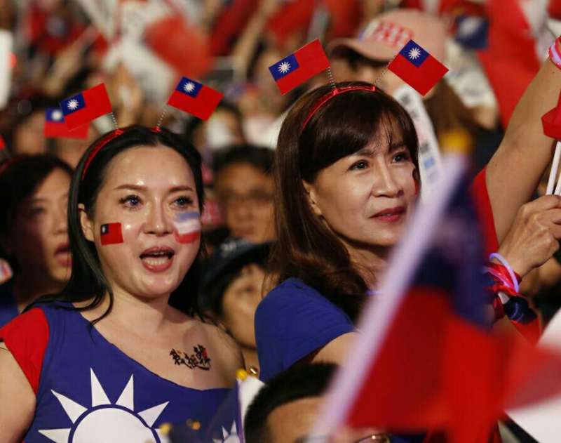 20181123-國民黨高雄市長候選人韓國瑜23日晚間舉辦選前之夜造勢晚會,支持者揮舞國旗情緒沸騰。(新新聞林瑞慶攝) 20181123-國民黨高雄市長候選人韓國瑜23日晚間舉辦選前之夜造勢晚會,支持者揮舞國旗情緒沸騰。(新新聞林瑞慶攝)