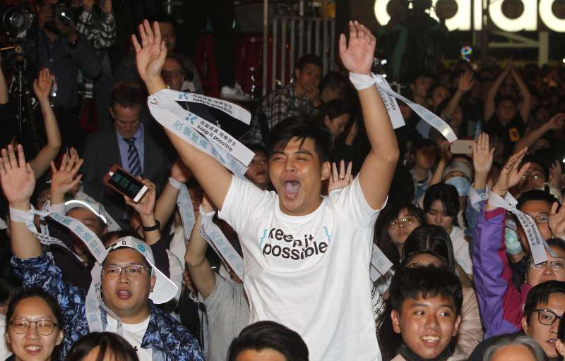 2018年11月24日台北市長選舉投票,25日凌晨開票結束,柯文哲宣布勝選,支持者歡欣鼓舞(AP) 2018年11月24日台北市長選舉投票,25日凌晨開票結束,柯文哲宣布勝選,支持者歡欣鼓舞(AP)