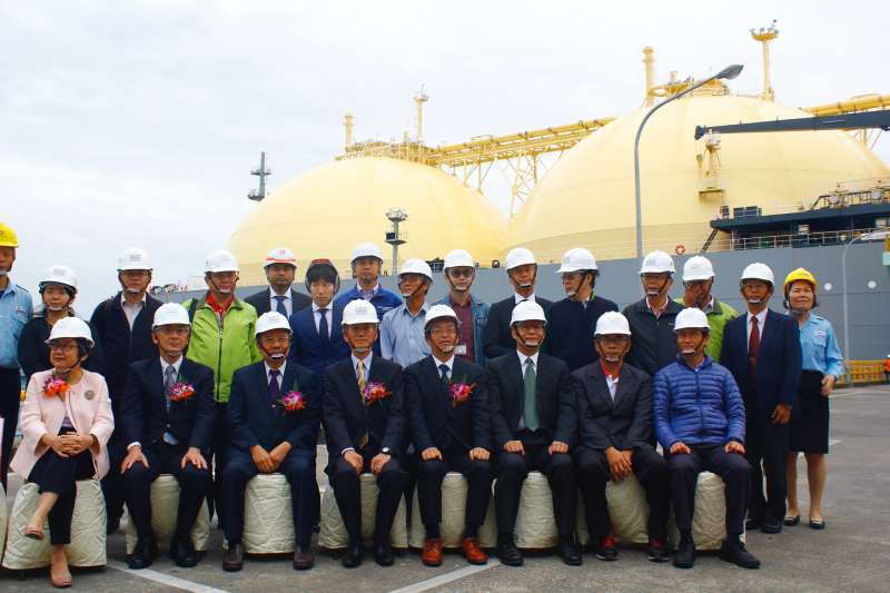 祈福慶祝接船儀式由台灣中油董事長戴謙（前排左三）主持，Ichthys LNG計畫開發營運商日本INPEX公司全球能源市場部門資深副總裁Shigeharu Yajima（前排左二）出席與會。（圖／中油公司提供）