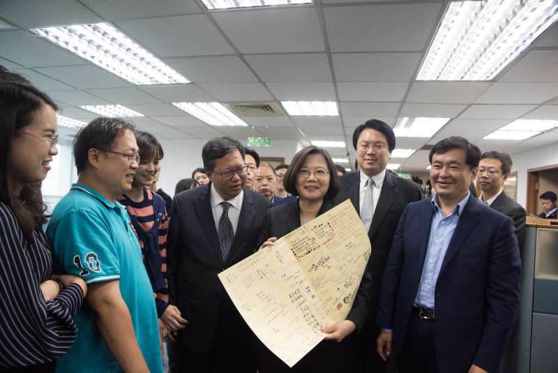 20181128-民進黨中常會前,總統蔡英文發表「給黨員的一封信」,黨工也送上卡片表達感謝。(民進黨中央提供) 20181128-民進黨中常會前,總統蔡英文發表「給黨員的一封信」,黨工也送上卡片表達感謝。(民進黨中央提供)