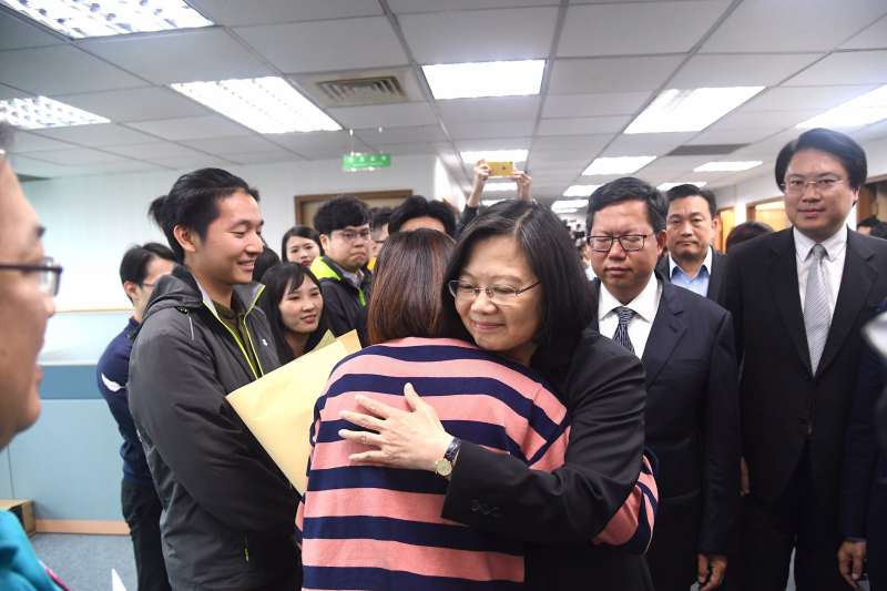 20181128-民進黨中常會前，總統蔡英文發表「給黨員的一封信」，會後蔡英文也和黨工擁抱致意。（民進黨中央提供）