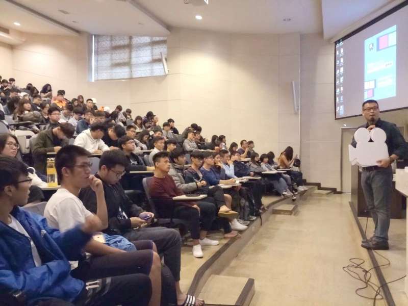 新北市新聞局今(28)日與逢甲大學通識教育中心合辦紀錄片放映活動,放映新北市紀錄片獎兩屆首獎影片《遙遠之地》、《以啟山林》並邀請影片導演許鴻財映後座談,獲得學生熱烈回應。(圖/新北市新聞局提供) 新北市新聞局今(28)日與逢甲大學通識教育中心合辦紀錄片放映活動,放映新北市紀錄片獎兩屆首獎影片《遙遠之地》、《以啟山林》並邀請影片導演許鴻財映後座談,獲得學生熱烈回應。(圖/新北市新聞局提供)