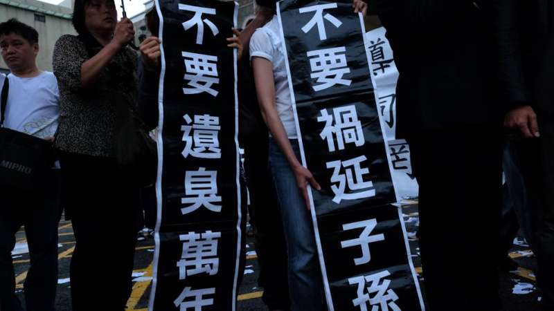 台灣的同志婚姻是否該入民法?抑或另立專法,成為公投案爭論目標。(圖/BBC中文網) 台灣的同志婚姻是否該入民法?抑或另立專法,成為公投案爭論目標。(圖/BBC中文網)
