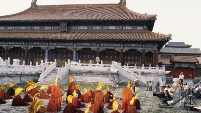 1987年貝托魯奇在電影末代皇帝的拍攝現場。(圖/BBC中文網) 1987年貝托魯奇在電影末代皇帝的拍攝現場。(圖/BBC中文網)