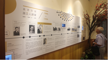 在陸軍聯誼廳瞻仰孫立人的老兵 。(圖/想想論壇) 在陸軍聯誼廳瞻仰孫立人的老兵 。(圖/想想論壇)