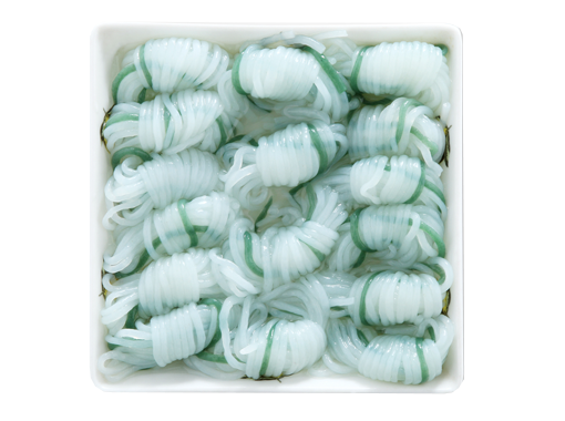 為了讓無色的蒟蒻更顯眼,而用海藻混成綠色,並打結方便夾取。(圖/foodNEXT) 為了讓無色的蒟蒻更顯眼,而用海藻混成綠色,並打結方便夾取。(圖/foodNEXT)