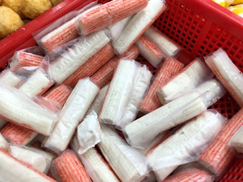 因外表相似蟹肉,而取名為蟹肉棒,其實由魚漿做成。(圖/foodNEXT) 因外表相似蟹肉,而取名為蟹肉棒,其實由魚漿做成。(圖/foodNEXT)